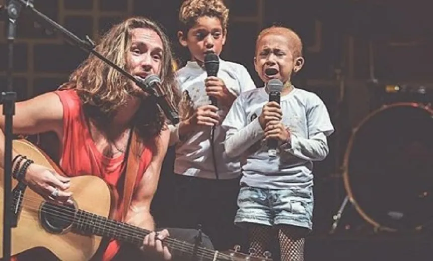Vitor Kley chama fã mirim com câncer para subir ao palco e ela se emociona; veja