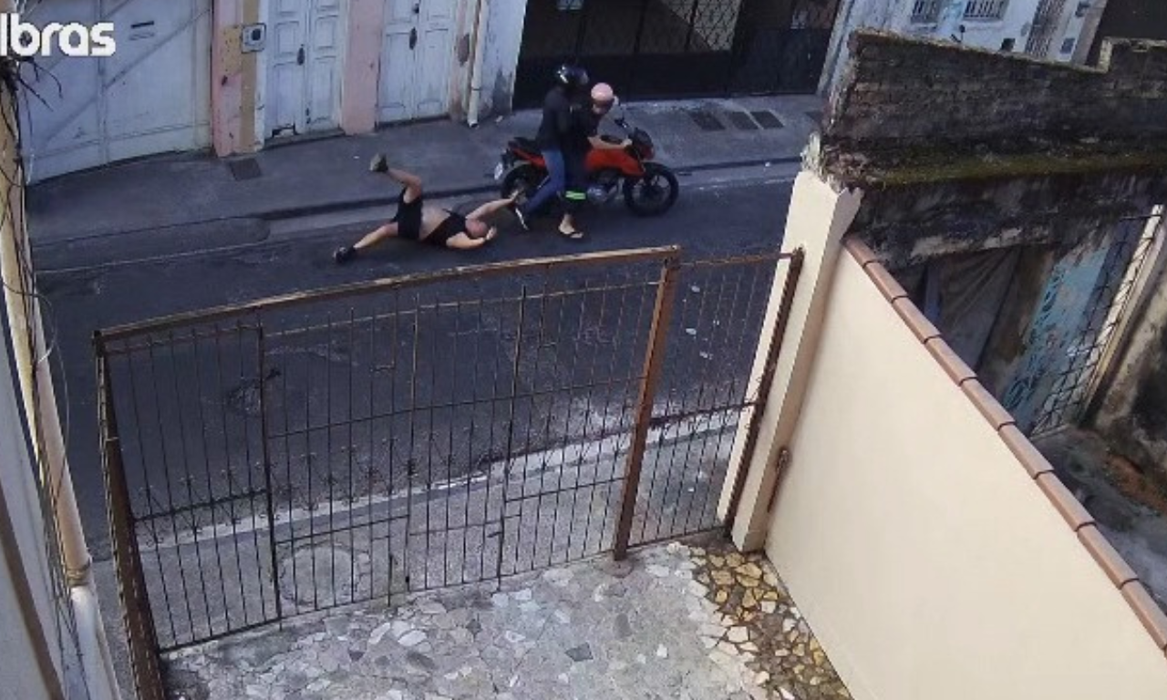 Câmera flagra tentativa de latrocínio contra homem em Salvador. Foto: Reprodução