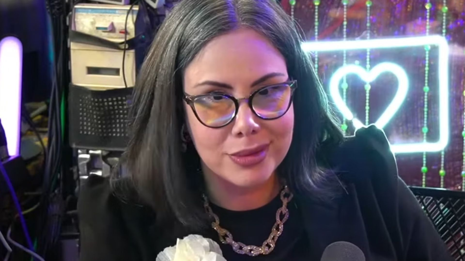 Sarah Sheeva em podcast | Imagem: reprodução