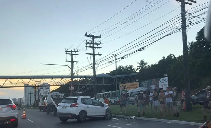 Acidente com dois carros de passeio deixa duas pessoas feridas na Avenida Paralela