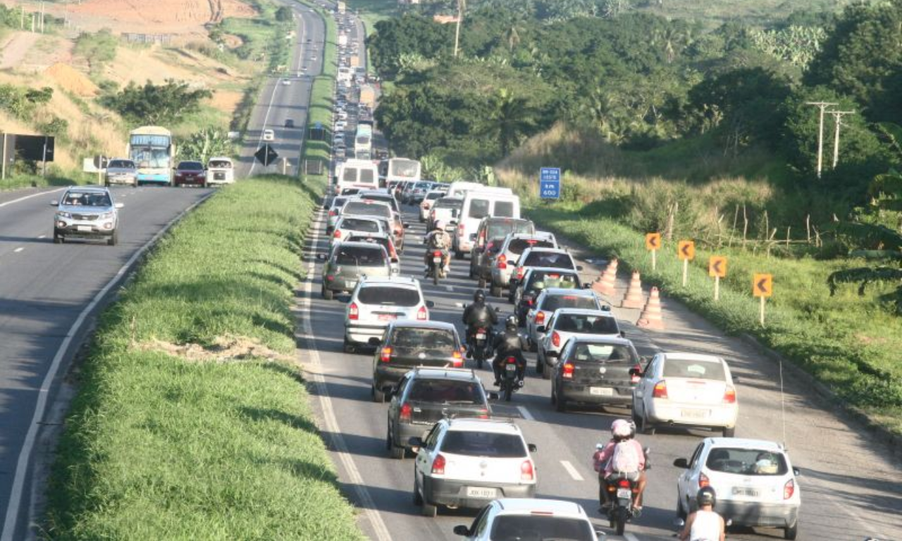 Inc&ecirc;ndio em caminh&atilde;o-cegonha interdita trecho da BR-101, em Alagoinhas. Foto: Imagem Ilustrativa