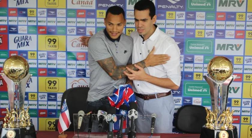 Emocionado, Titi se despede do Bahia para atuar no futebol turco