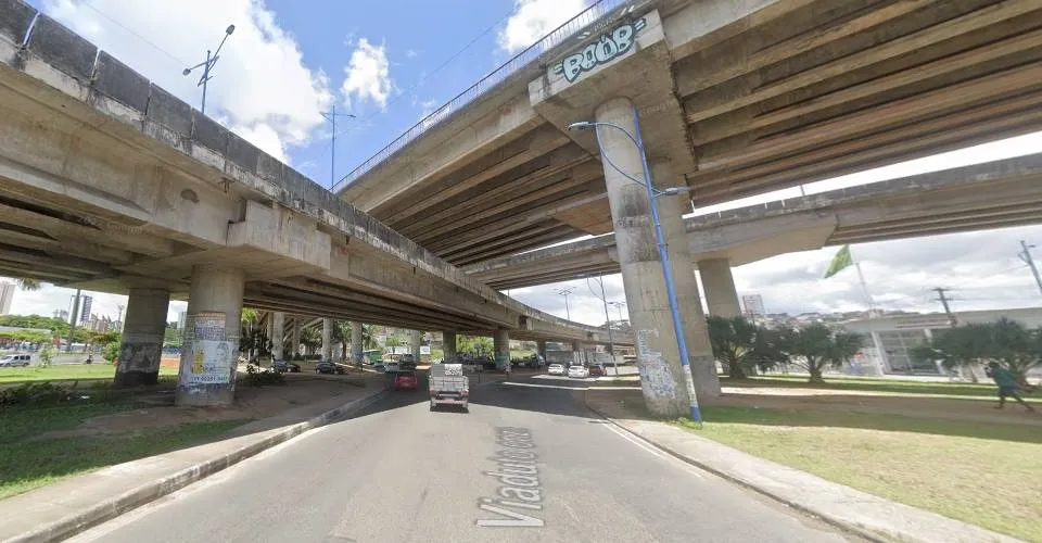 Motorista perde o controle do veículo e capota no Acesso Norte, em Salvador