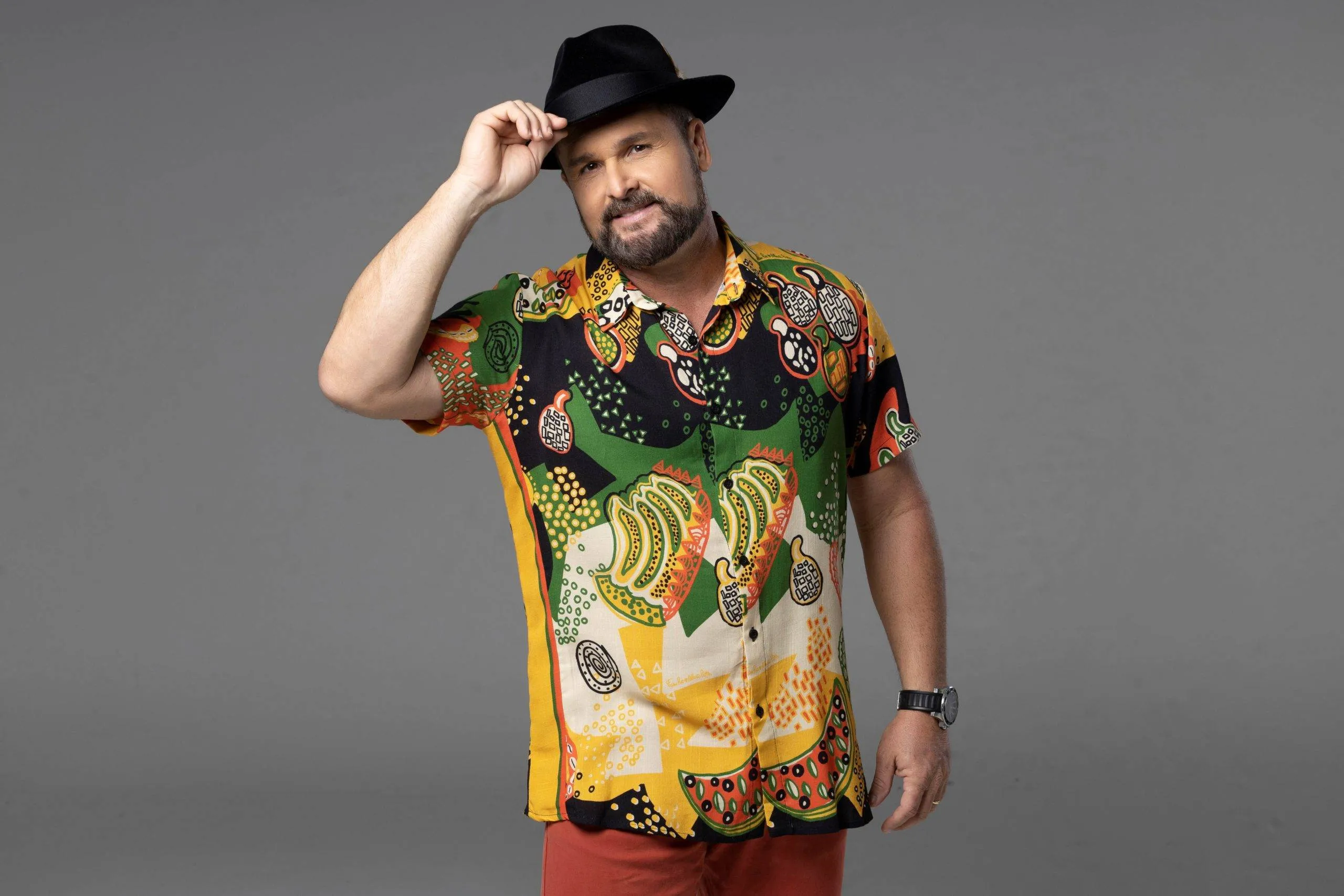 Léo Estakazero entra no clima do São João com show especial