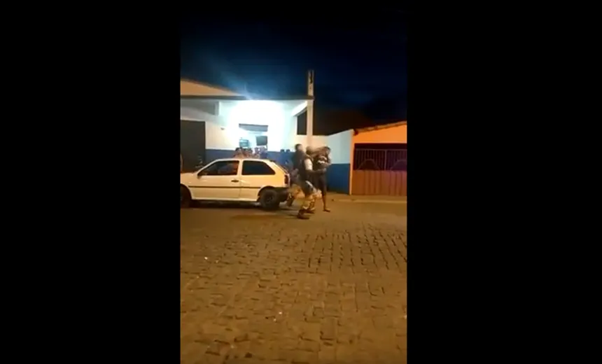 NOVO CASO: PM agride homem “descontrolado” com tapa no rosto na Bahia; Veja vídeo