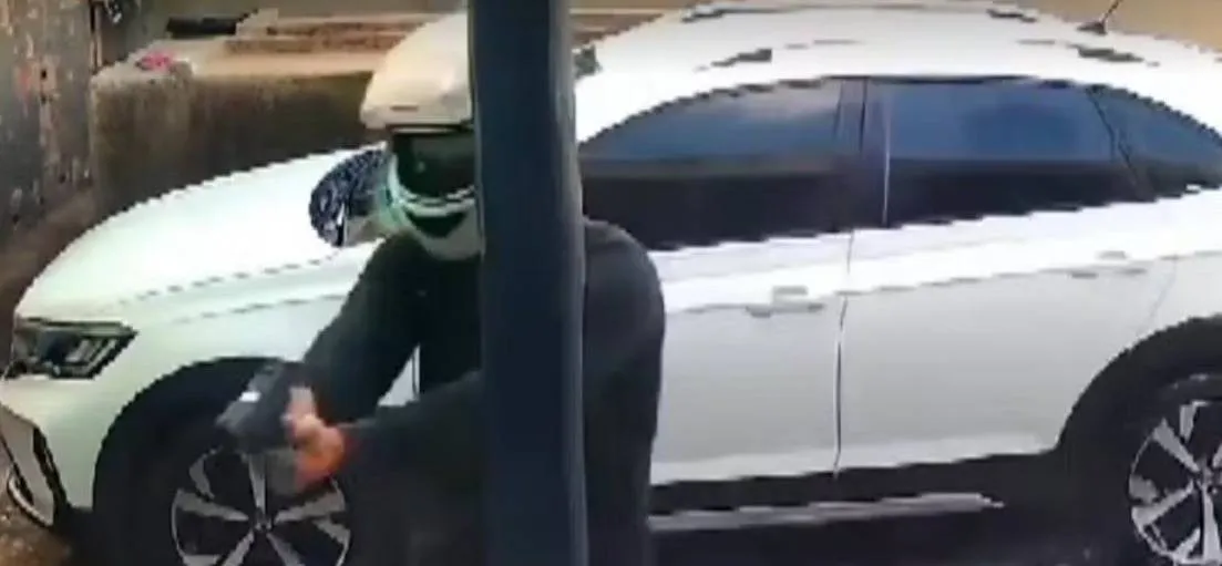 Vídeo mostra momento em que policial executa homem dentro de lava jato em Feira de Santana