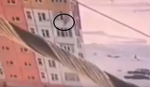 Mulher cai de nono andar, levanta e sai andando; veja vídeo