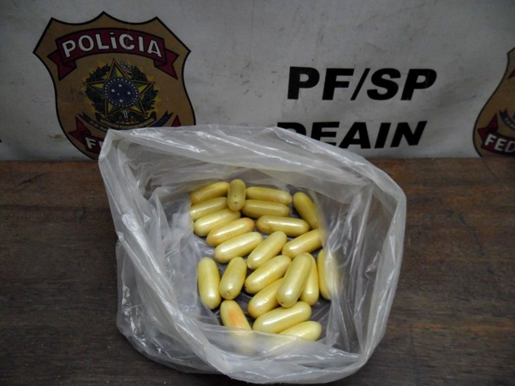 O passageiro foi detido com 96 cápsulas de cocaína, que seguiam para a África do Sul. Foto: Divulgação/Polícia Federal