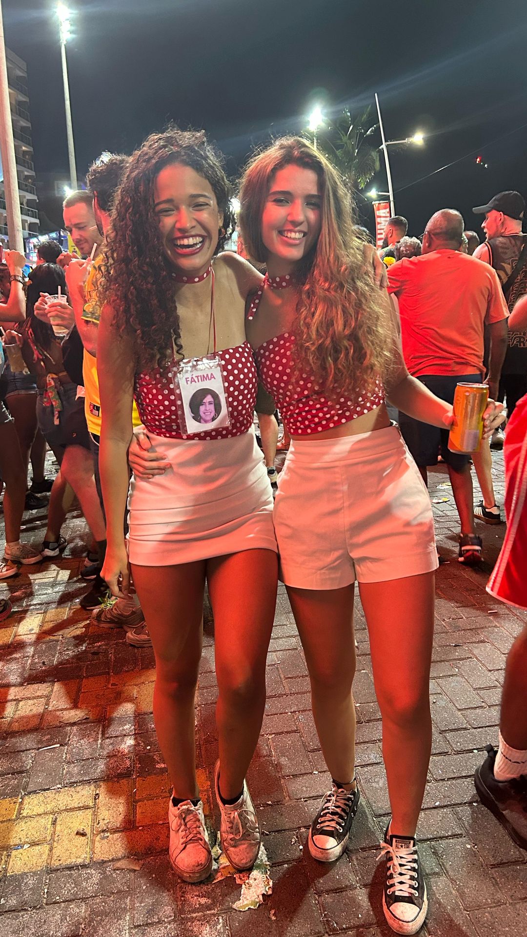 Duda e Thais fantasiadas de Fátima e Sueli, personagens de “Tapas & Beijos” | Foto: Juana Castro/Aratu On