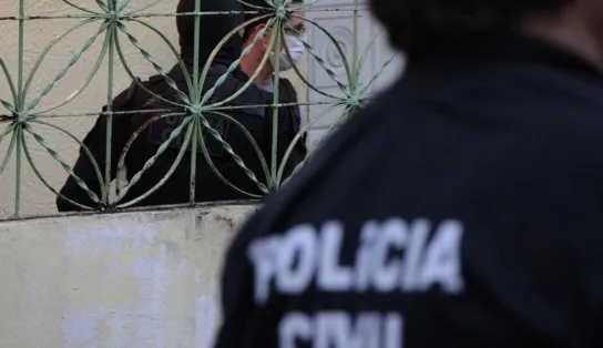 Homem é preso após dar 14 facadas na companheira na Bahia; suspeito pediu para vítima voltar para casa