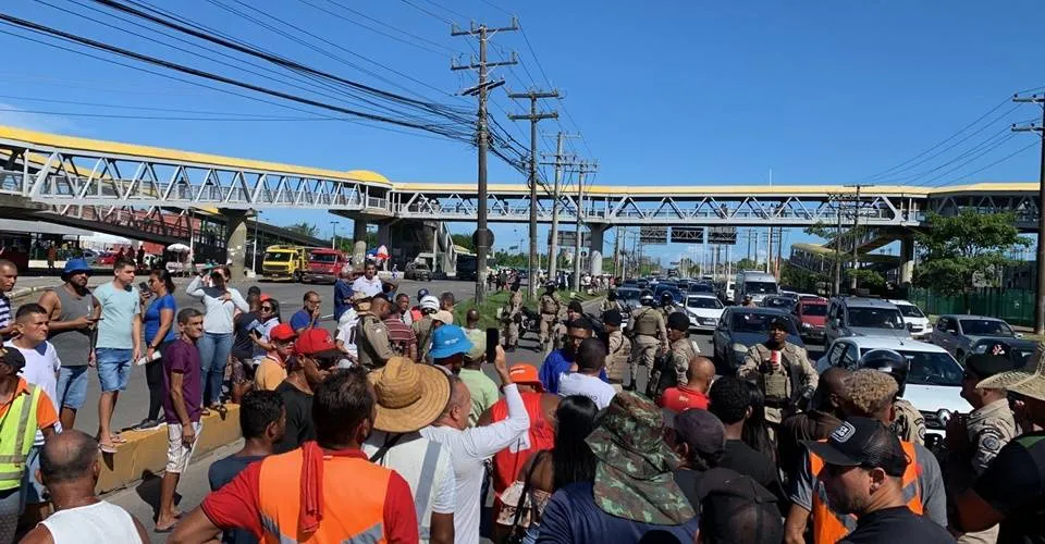 Vendedores de automóveis fecham pistas em frente ao Parque de Exposições
