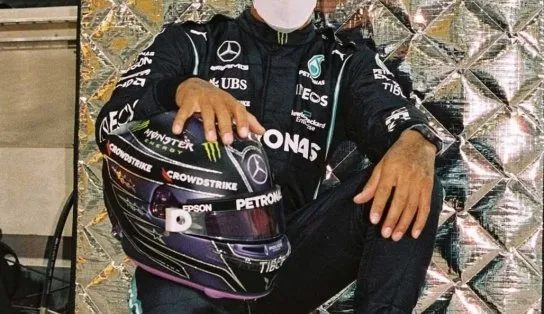 Lewis Hamilton é alvo de racismo após vitória no polêmico GP da Inglaterra; emojis de macaco foram postados em rede social