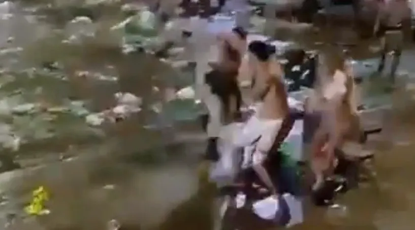 Em vídeos que circulam nas redes sociais, é possível ver policiais agredindo torcedores e lançando bombas de efeito moral no estacionamento, onde aconteciam as comemorações do final da Copa do Nordeste