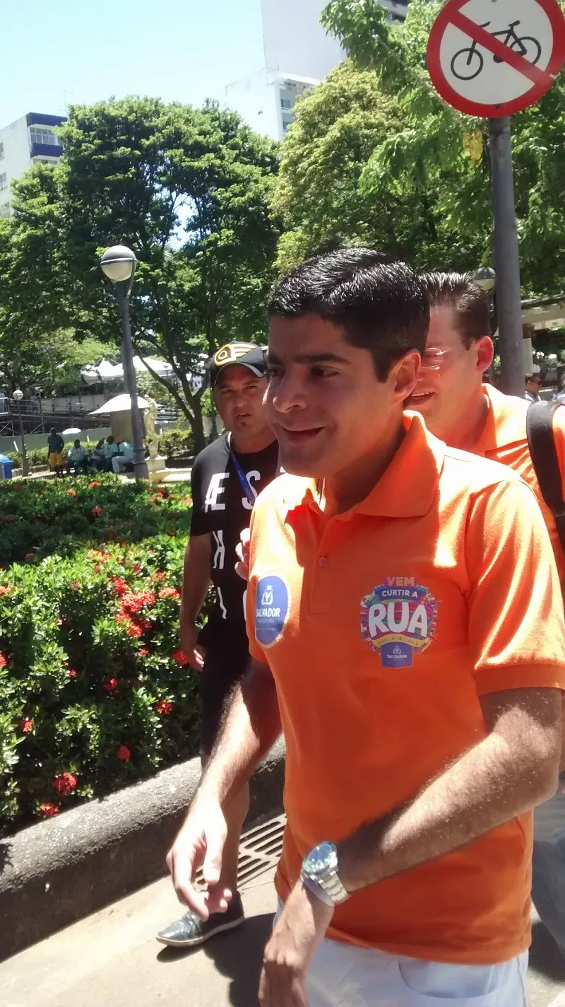 Prefeito ignora polêmica sobre violência e dança ‘Metralhadora’ no SBT Folia; Veja Vídeo