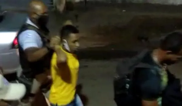 Dupla é presa com 16 celulares após "limpa" dentro de ônibus em Cajazeiras; assista 