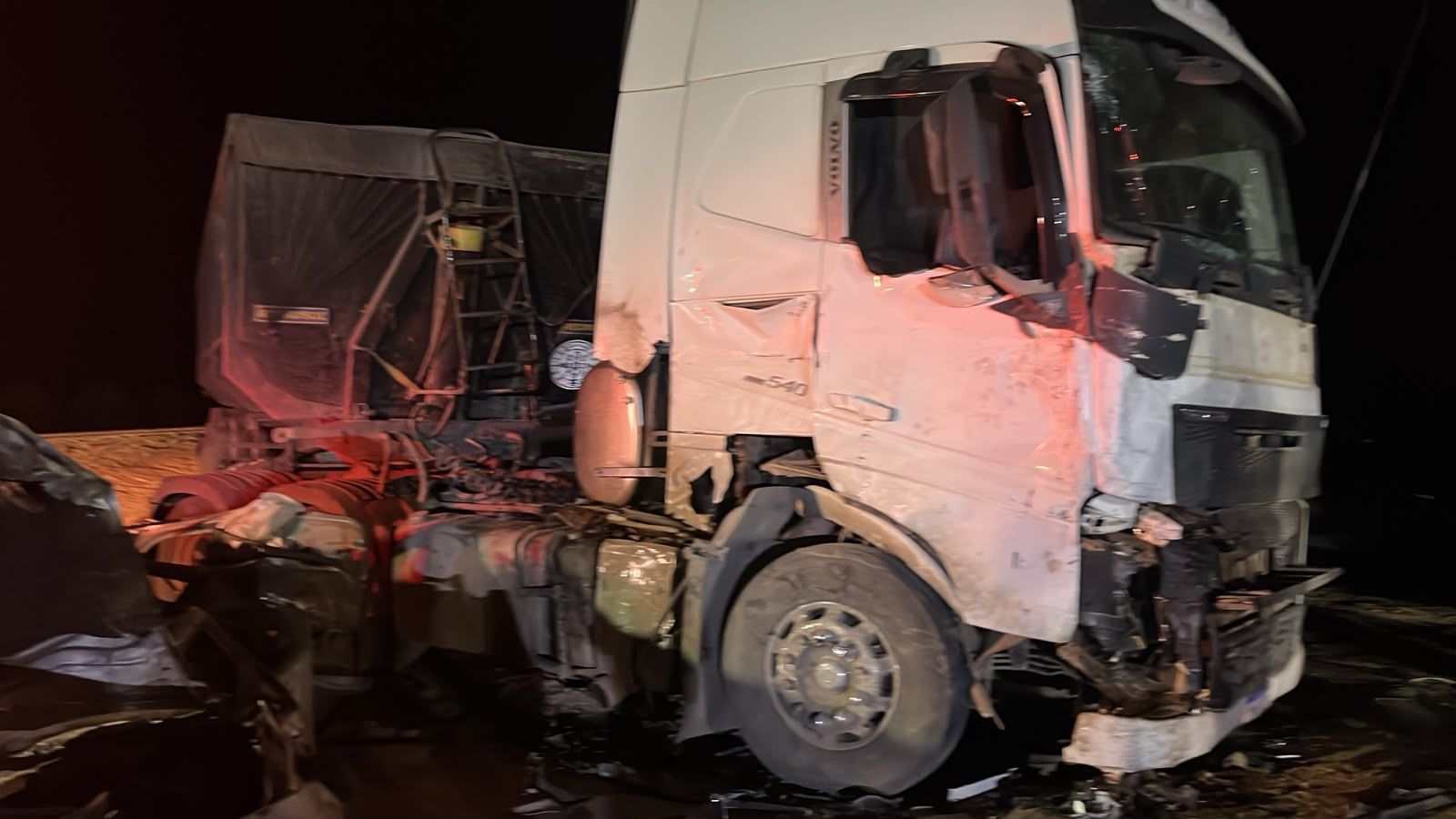 Motorista morre ap&oacute;s colis&atilde;o frontal com carreta bitrem e fica preso &agrave;s ferragens na Bahia. Foto: Reprodu&ccedil;&atilde;o Corpo de Bombeiros da Bahia