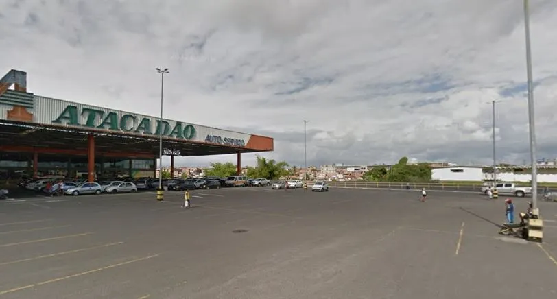 Duas pessoas são baleadas em estacionamento de supermercado em Cajazeiras