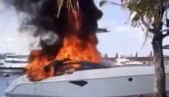 Lancha pega fogo na Marina de Aratu; veja vídeos