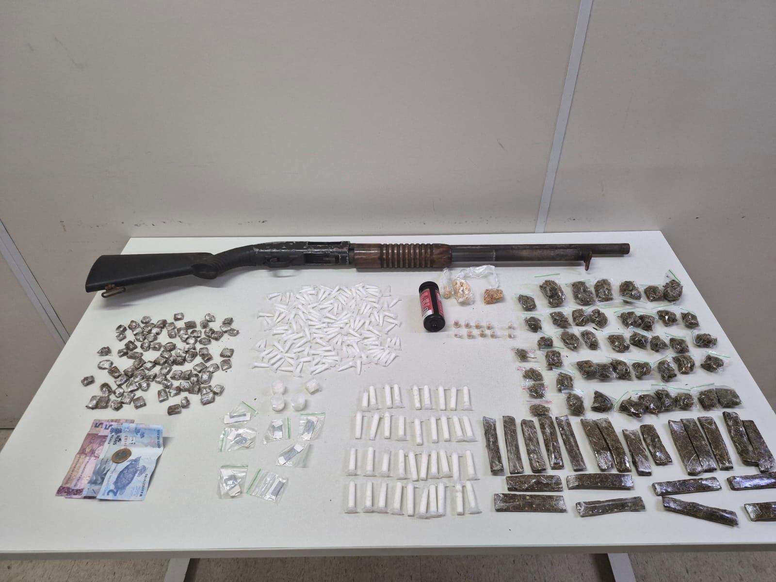 Todo o material apreendido foi apresentado &agrave; Delegacia de Homic&iacute;dios M&uacute;ltiplos. | Reprodu&ccedil;&atilde;o: Pol&iacute;cia Militar