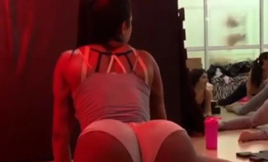Sensualizando, Gracyanne Barbosa posta vídeo em aula de flexibilidade de quadril; assista