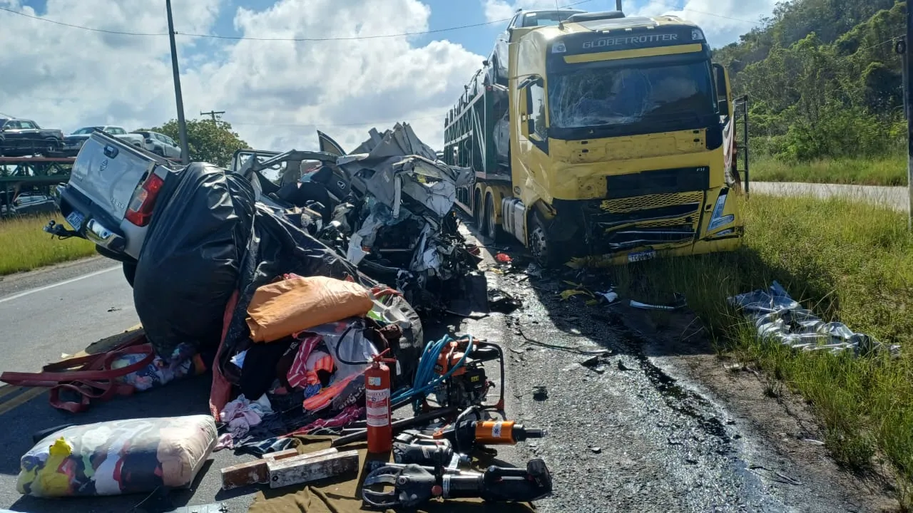Colisão frontal entre caminhão e caminhonete deixa um morto e um ferido grave na Bahia