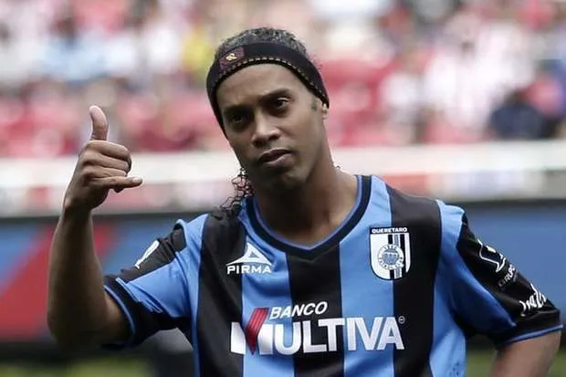 Ronaldinho nega rumor de aposentadoria: vivo melhor momento