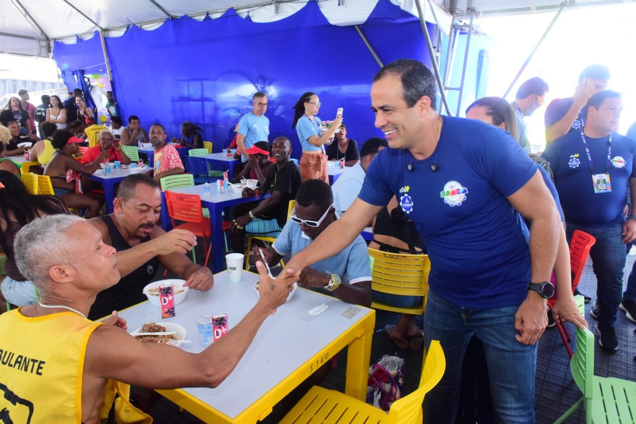 Bruno Reis visita Restaurante Popular e almoça com ambulantes. Foto: Valter Pontes | Secom/PMS