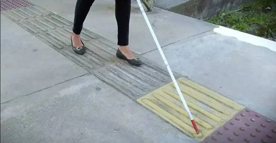 Lula sanciona lei que prevê cores para bengalas conforme grau de deficiência visual