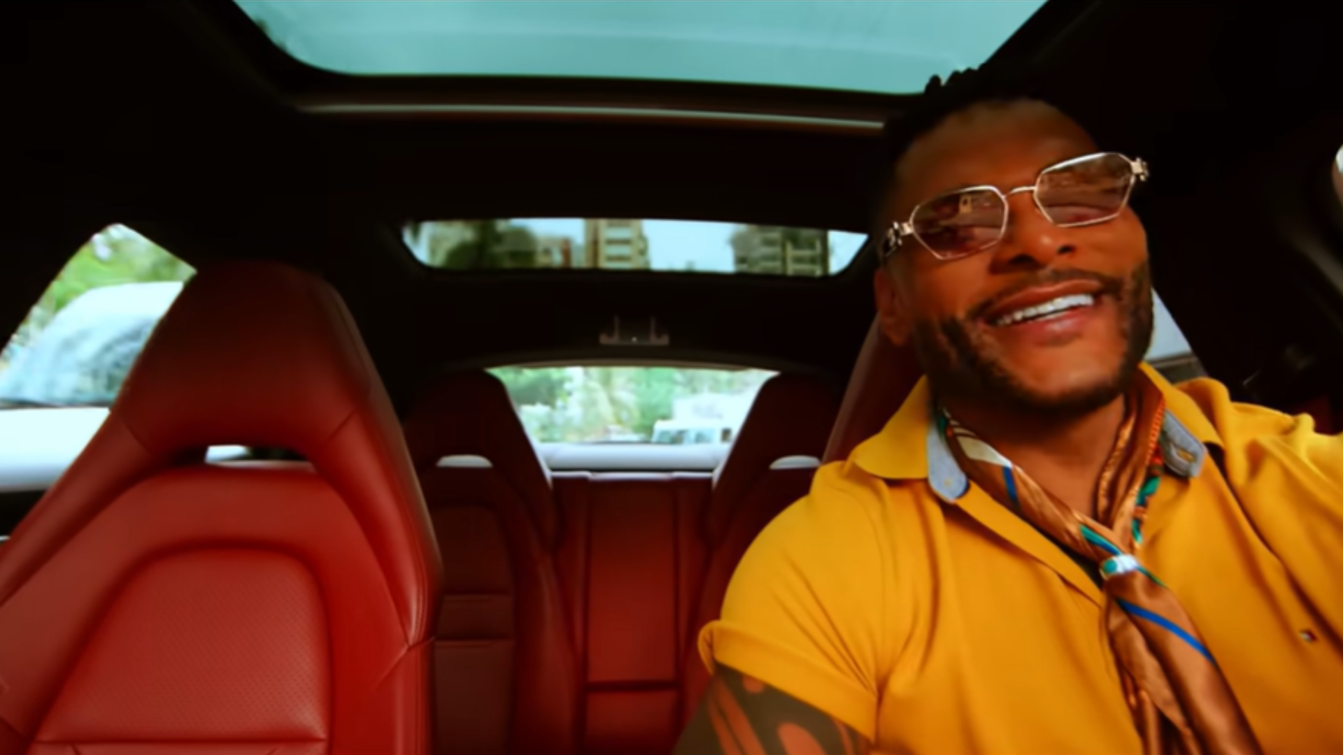 Tony Salles no clipe da m&uacute;sica Panamera