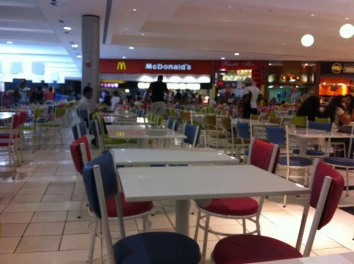 Mulher é agredida por ex-marido em praça de alimentação de shopping em Salvador