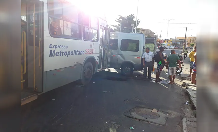 COLISÃO: Acidente entre ônibus e van deixa 13 feridos na Av. Suburbana