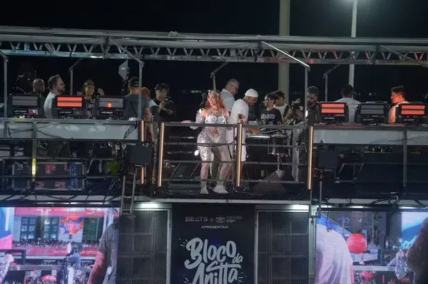 Após tumulto durante sua passagem, Anitta sugere maior espaçamento de trios