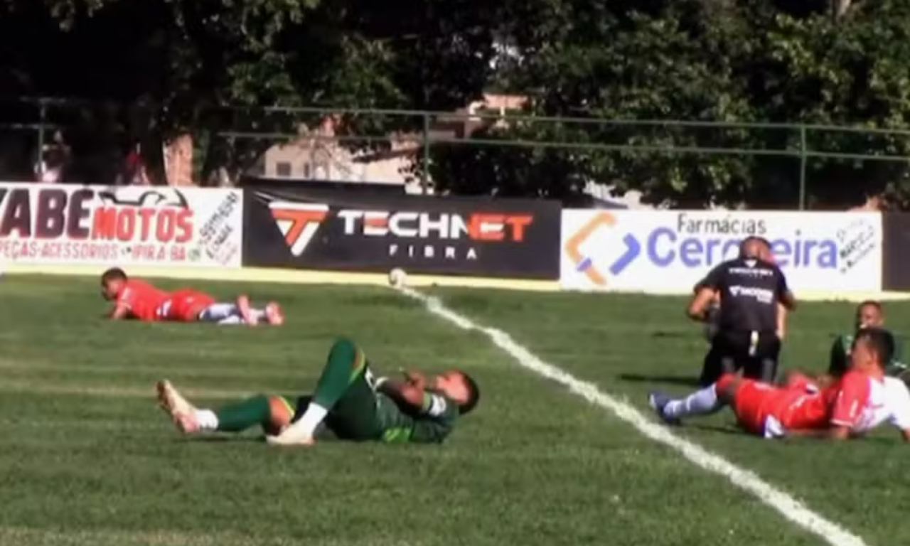 VÍDEO: ataque de insetos interrompe partida de futebol na Bahia.Foto: Reprodução