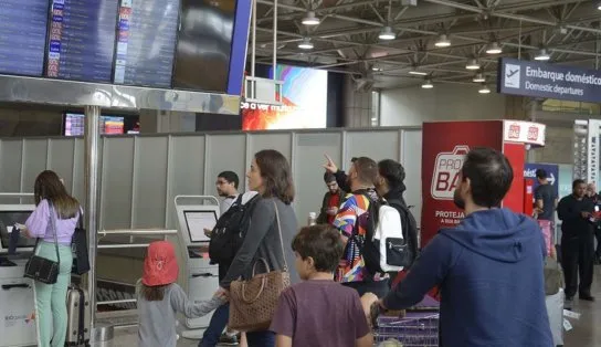 Juiz considera ilegal obrigação de isolamento de viajantes do Brasil