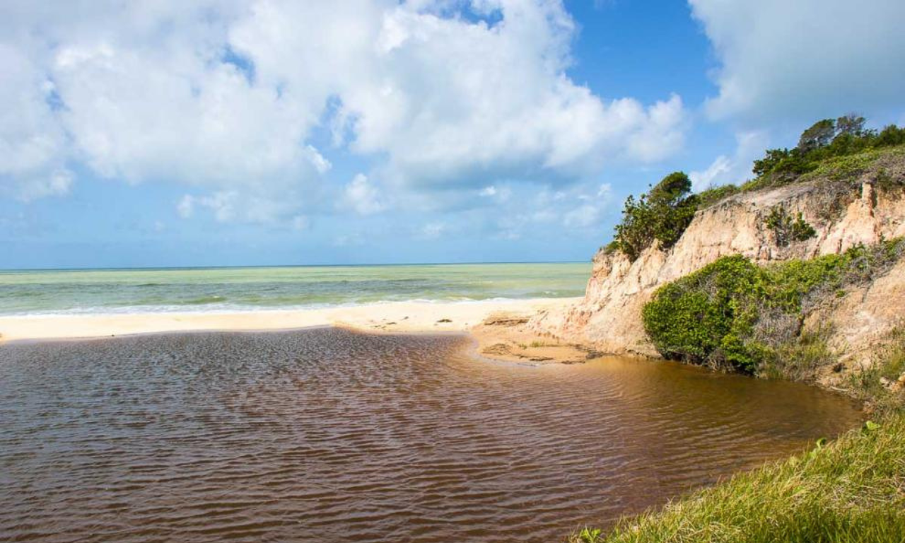 O casal de turistas morreu afogado no extremo sul da Bahia. | Foto: Ricardo Júnior - Guia de viagens