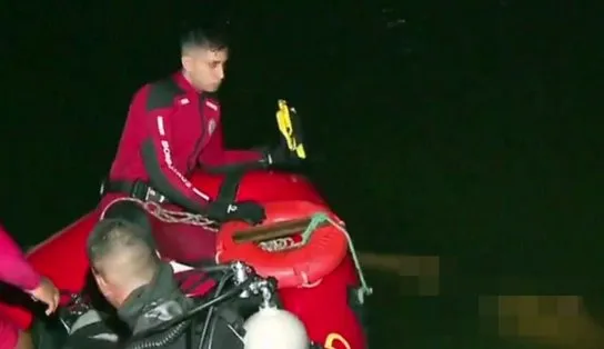 ASSISTA: TV Aratu registra momento em que bombeiros resgatam corpo de homem que se afogou no Dique do Tororó