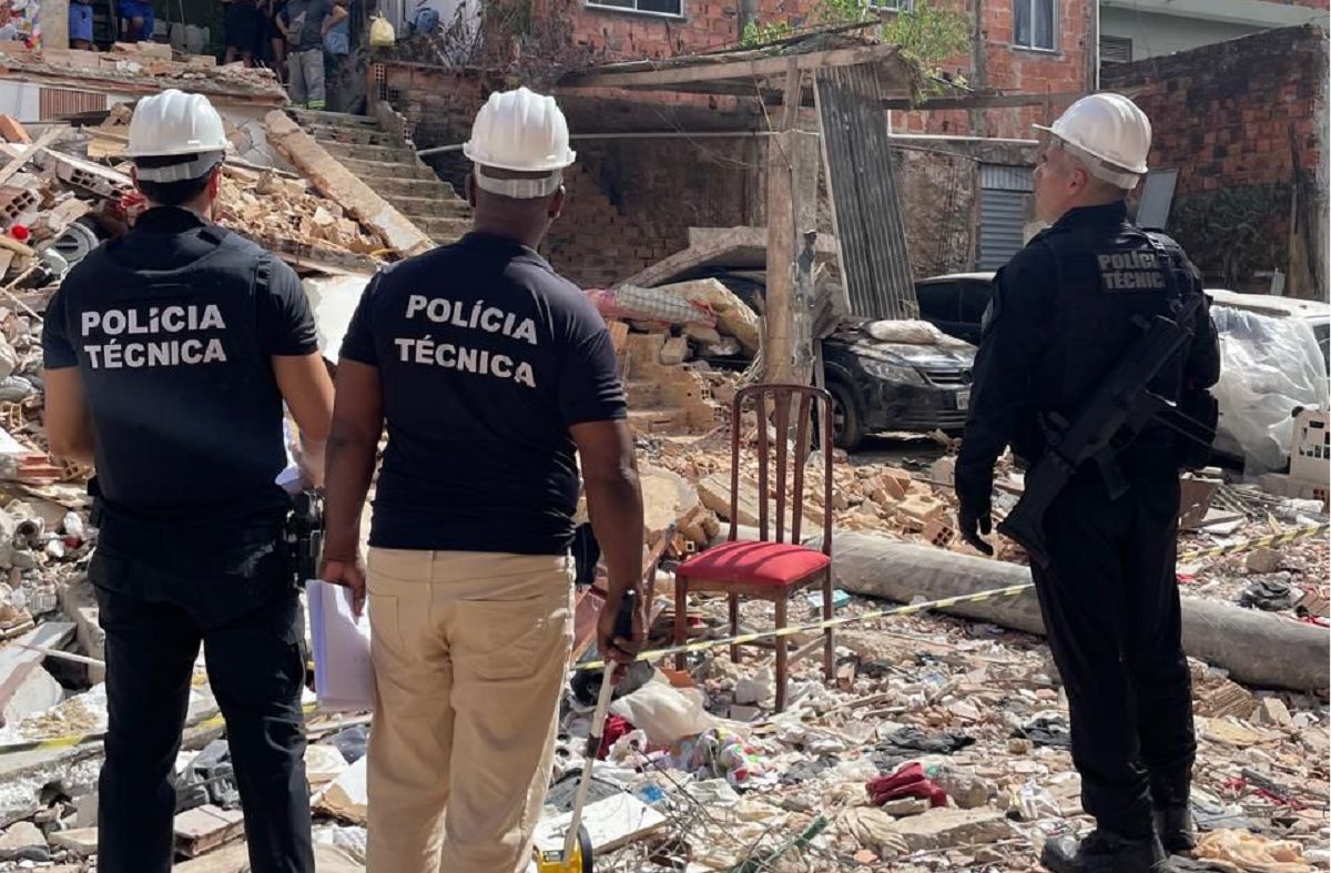 DPT intensifica per&iacute;cia em local de desabamento de pr&eacute;dio, em Salvador. Foto: Divulga&ccedil;&atilde;o | SSP-BA