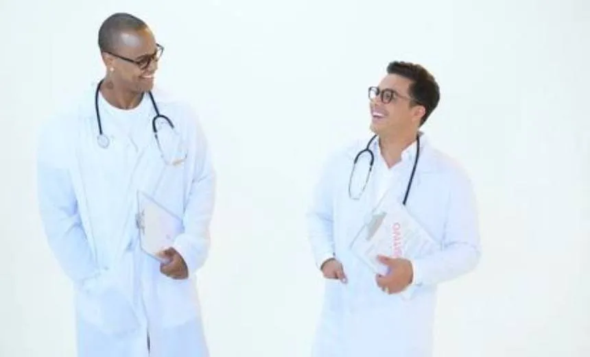 Vestidos de médicos, Leo Santana e Wesley Safadão gravam clipe juntos