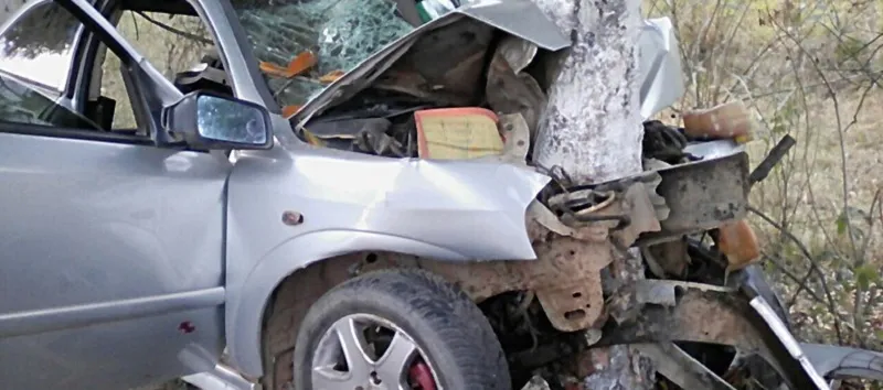 TEIXEIRA DE FREITAS: Jovem cochila no volante e bate carro em árvore na BA 418
