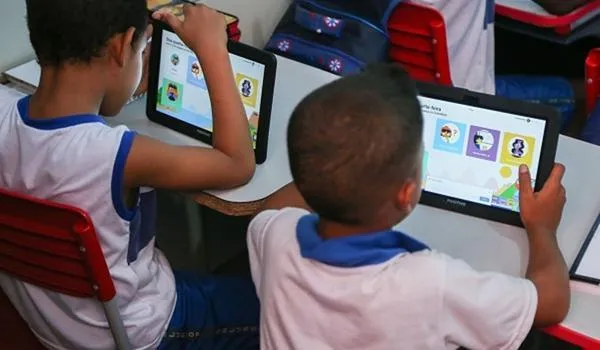 Alunos de Salvador começam a receber chips com internet para estudo em casa, diz Secretaria 