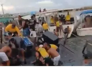 Festa sobre balsa termina com naufrágio na praia da Ribeira