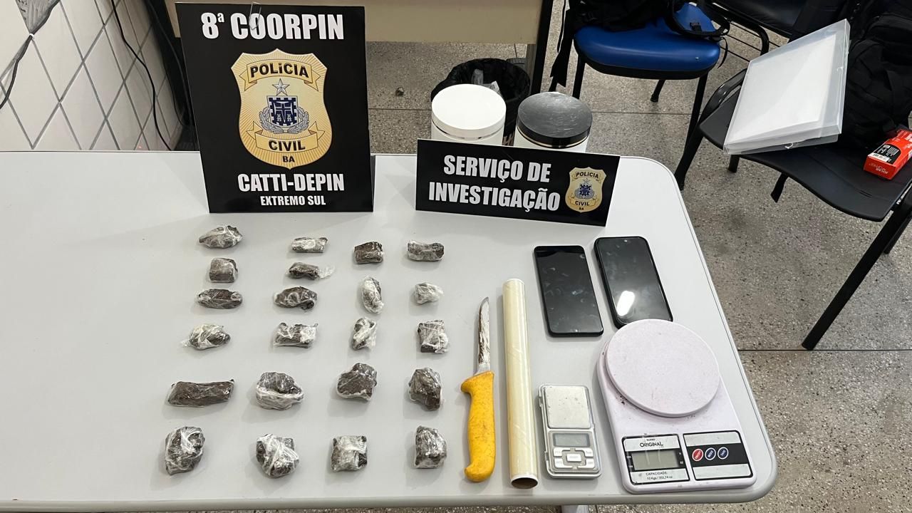 Foram encontrados uma sacola, contendo 23 porções de maconha, duas balanças e aparelhos celulares. Foto: Divulgação | Ascom - PCBA