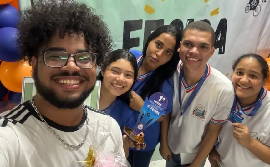 Equipe de estudantes de Itamaraju desenvolve produto inovador com hibisco e outras ervas para ajudar no controle da hipertensão.  /  Foto: Divulgação