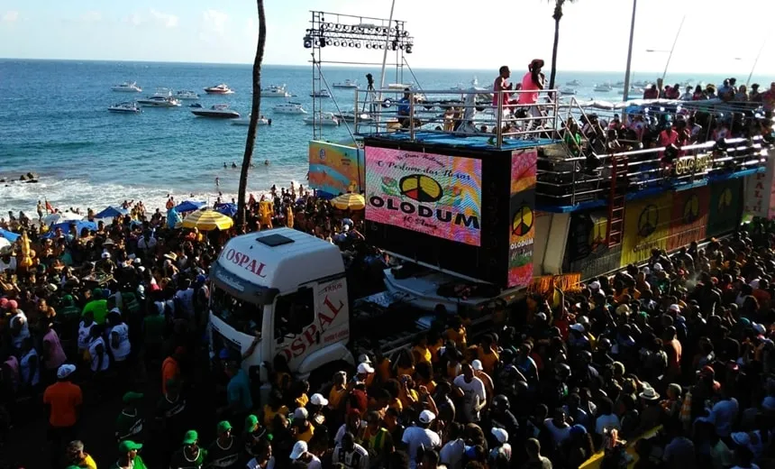 Celebrando 40 anos, Olodum abre desfile no Circuito Dodô e fala em resistência; vídeo
