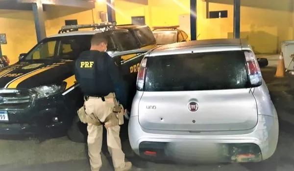 Trio é preso com veículo furtado na BR-324; carro tinha marcas de tiros e passageiro estava ferido na cabeça