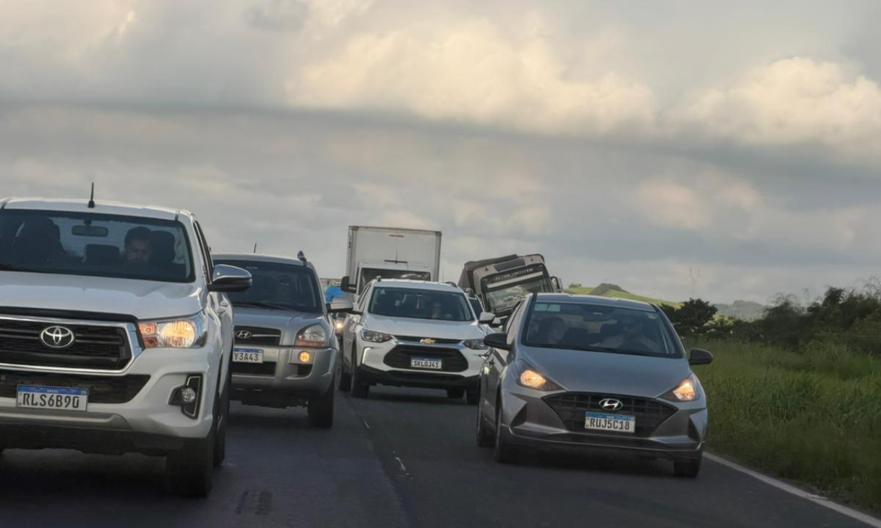O acidente provocou lentidão no trânsito da região. Foto: João Tramm | Aratu On