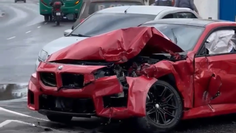 Motorista de carro de luxo causa colisão com dois veículos na Boca do Rio.Foto: Reprodução