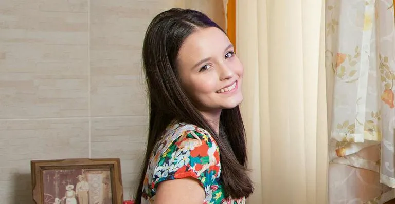 Larissa Manoela renova contrato com o SBT por mais dois anos