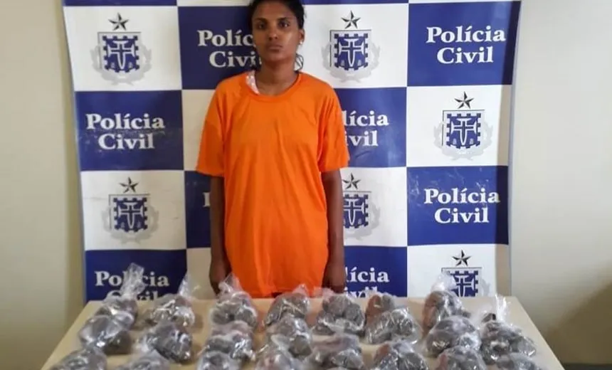Mulher é flagrada pela polícia com diversas porções de maconha e cocaína em Salvador
