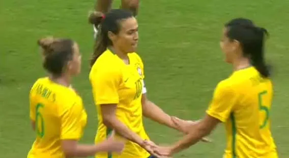 Depois de passar Pelé, Marta chega a 100 gols pela seleção brasileira